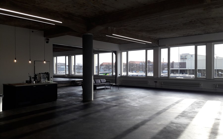 Fertige Studioetage mit Lichtbändern und Fensterfront