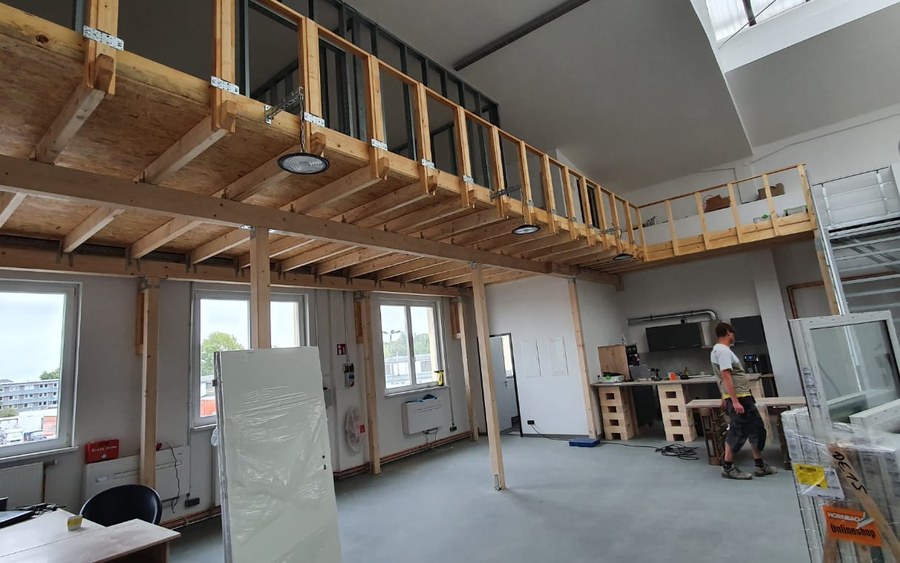 Industriehalle im Ausbau mit eingezogener Zwischenebene